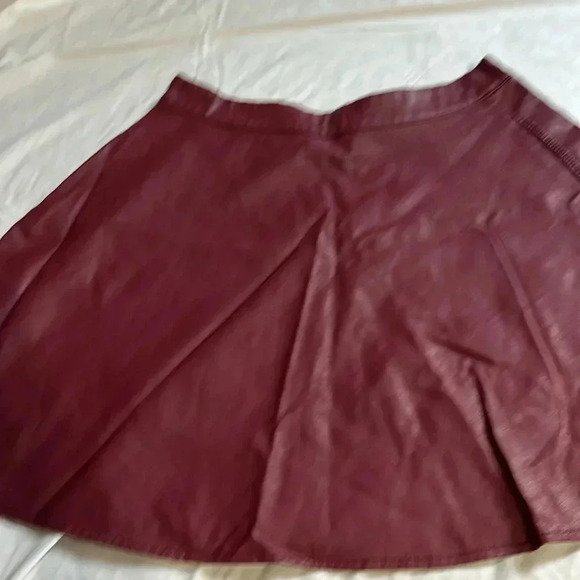Abercrombie & Fitch Faux Leather Burgundy Skater Skirt Pockets  Size Medium - Picture 4 of 5